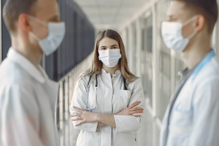 doctors-and-nurses-working-together